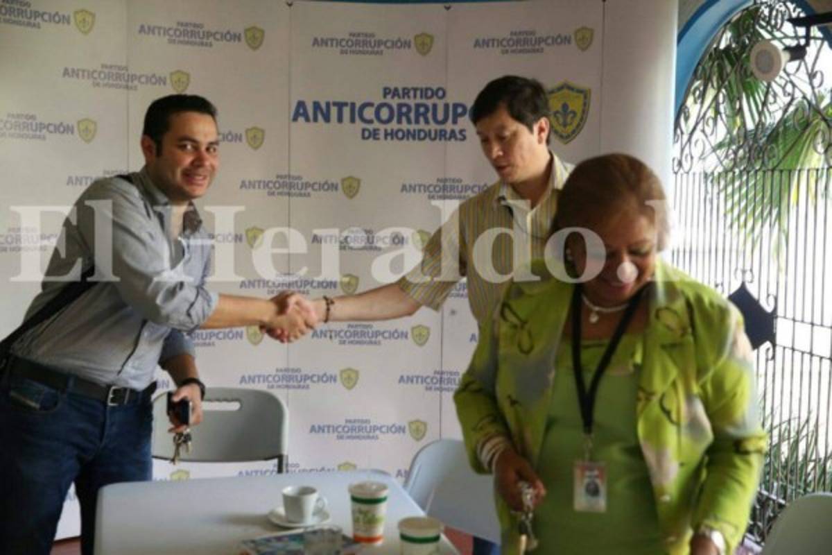 Tribunal Superior Electoral recoge documentación de corrientes en la sede del Partido Anticorrupción
