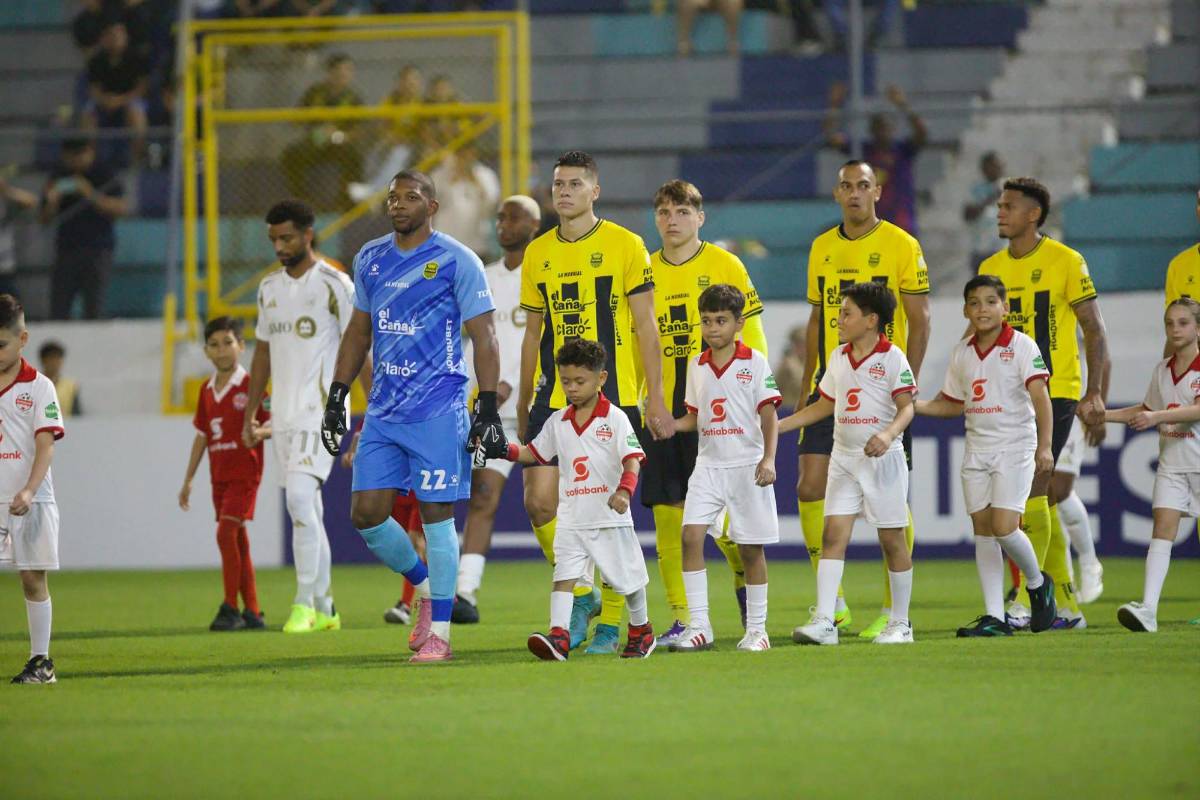 Exdirectivo de Real España fue a encarar a Jeaustin Campos en pleno partido ante LAFC