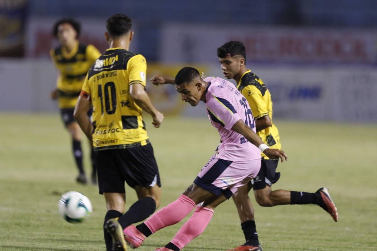 Génesis se mantiene 0-0 frente al Real España y dejando todo para el segundo tiempo.
