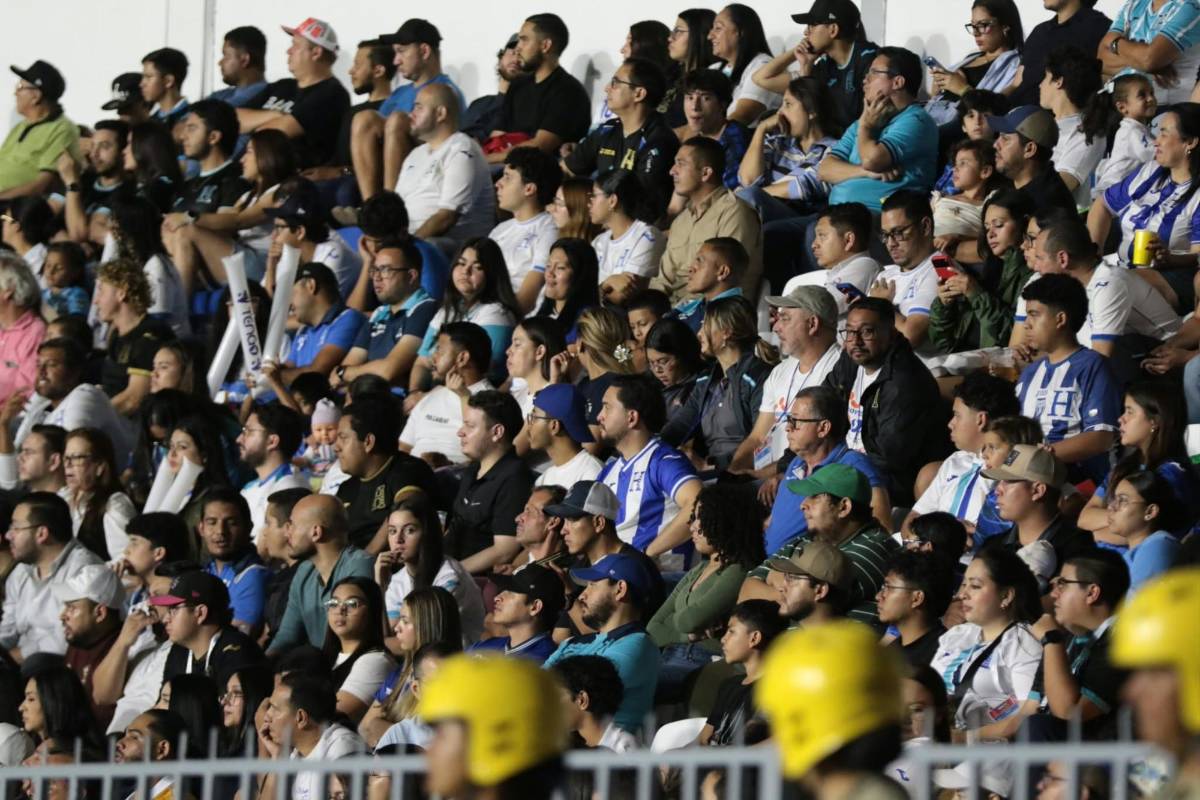 Linda esposa de futbolista captada, héroe de Honduras y charla secreta ante Jamaica en Concacaf