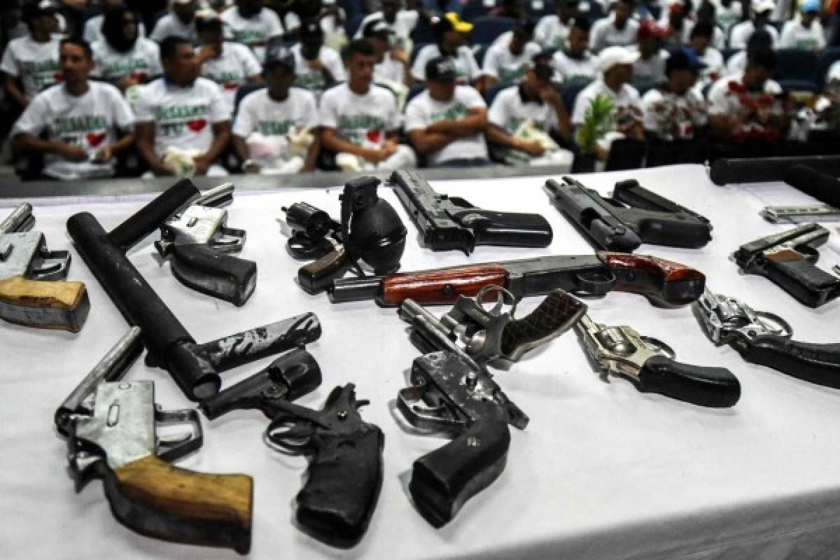 Pandilleros entregan armas a cambio de oportunidades en Colombia