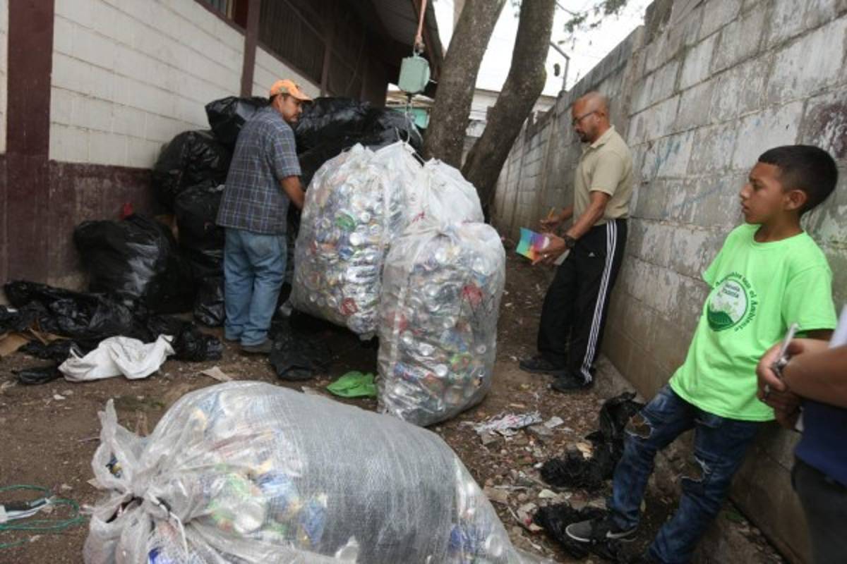 Un éxito la segunda venta de material reciclado en la Escuela República de Francia  