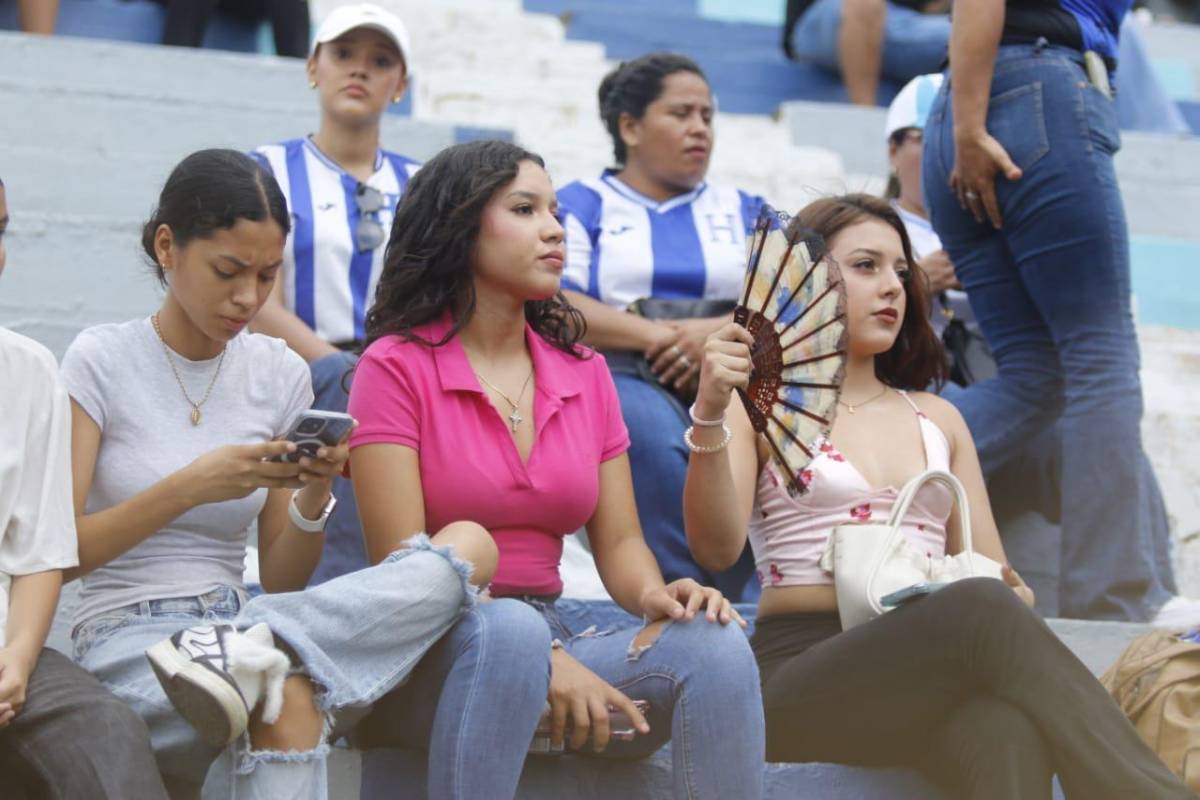Las bellas chicas que robaron miradas en partido de tiktokers en el estadio Morazán