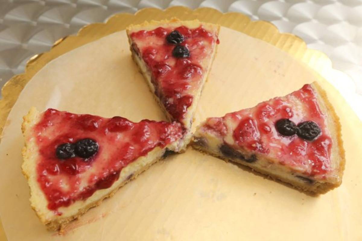 Los arándanos tienen su propia fiesta en este delicioso cheesecake. Así que no deje de probar esta delicia que le aseguro le dejará con ganas de más.
