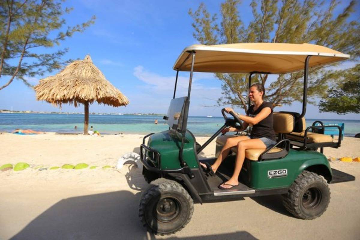 Sacan las botellas del mar en Utila y las usan para asfaltar sus calles