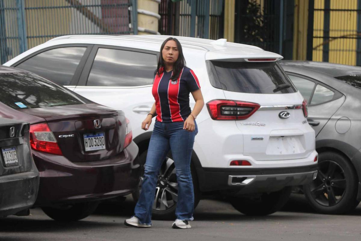 Olimpia y sus bellas aficionadas para clásico ante Marathón en el Nacional