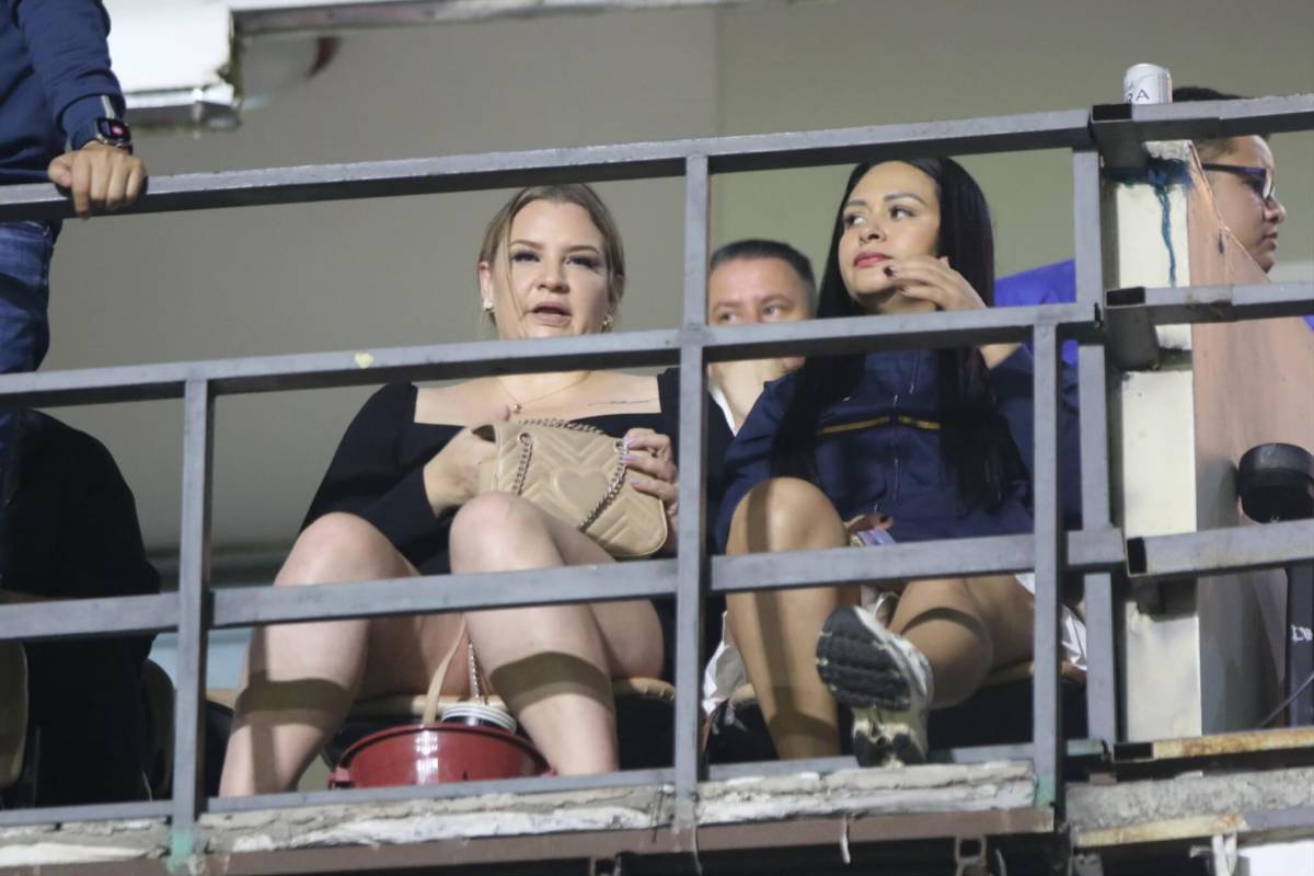 Periodista y pelirroja cautivaron: Las lindas chicas que llegaron al clásico Olimpia vs Motagua