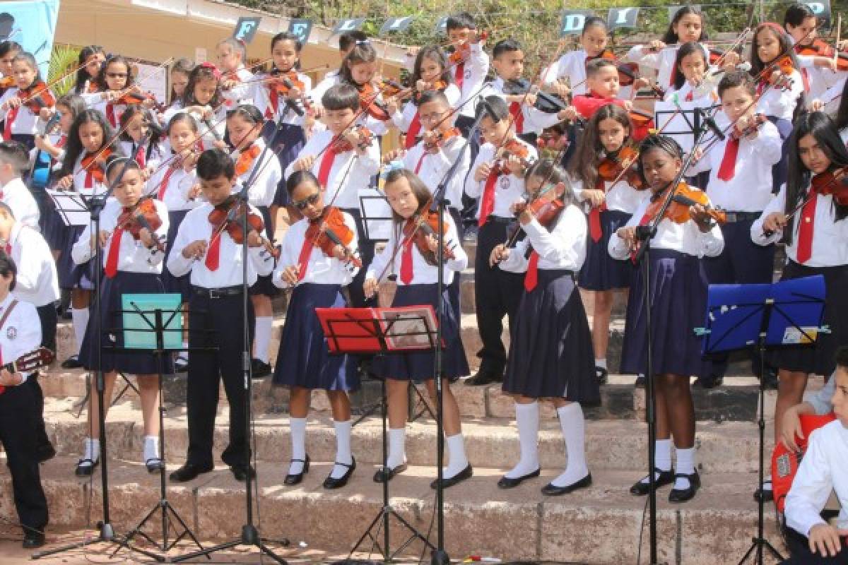 Honduras: Con presentaciones artísticas escolares festejan el Día del Padre