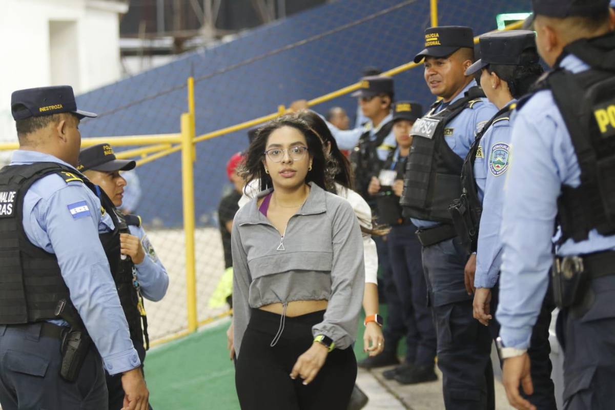 El descuido de chica en el clásico entre Marathón y Olimpia por la triangular