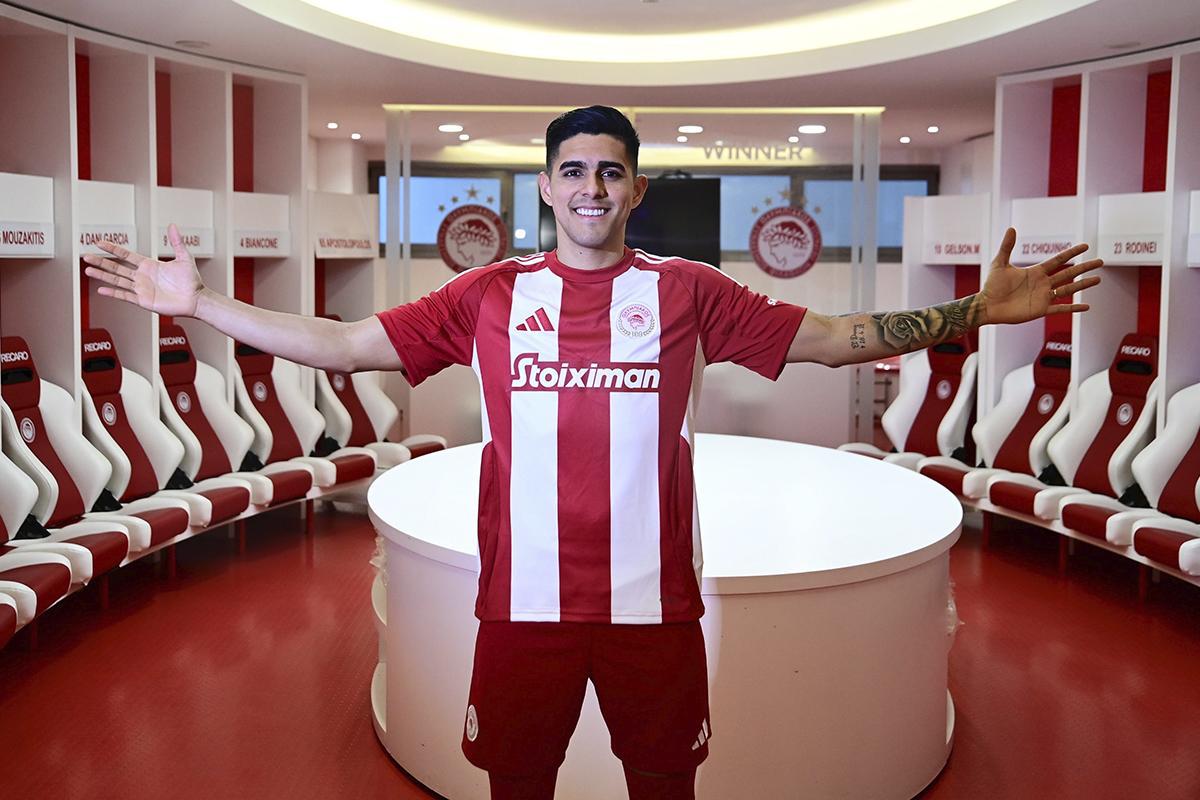Luis Palma es presentado con el Olympiacos de Grecia al lado de lujoso carro