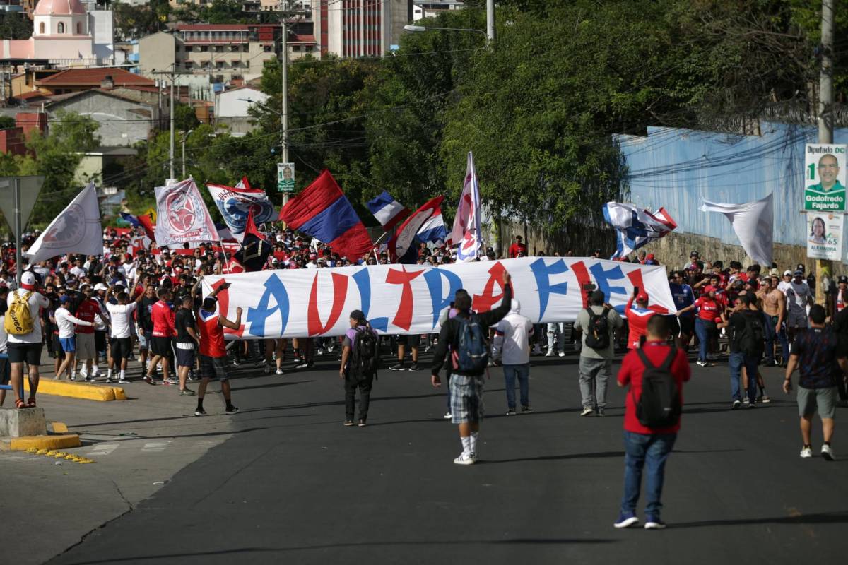 La Ultra Fiel prendió el clásico: bengalas, cánticos y pasión en el Chelato Uclés