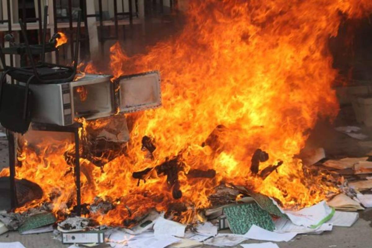 Maestros mexicanos incendian edificios oficiales en protesta por desaparecidos
