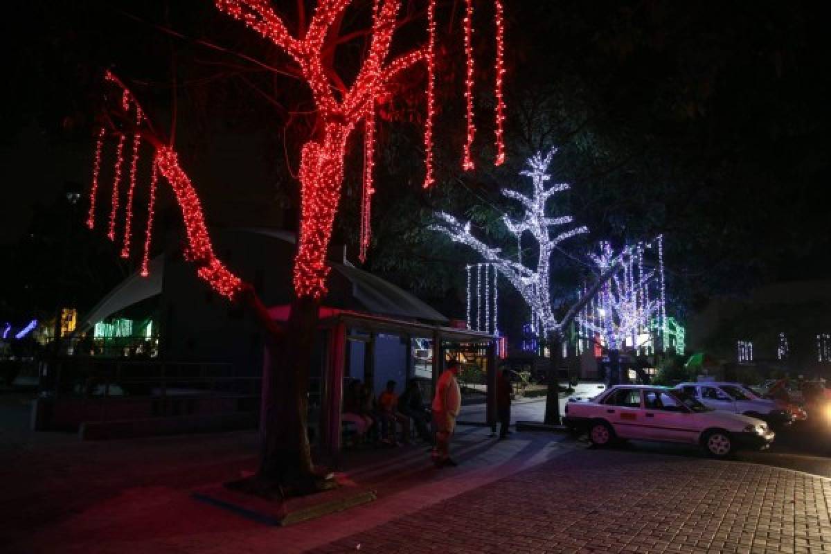 El brillo y el colorido de la Navidad iluminan las plazas de Tegucigalpa
