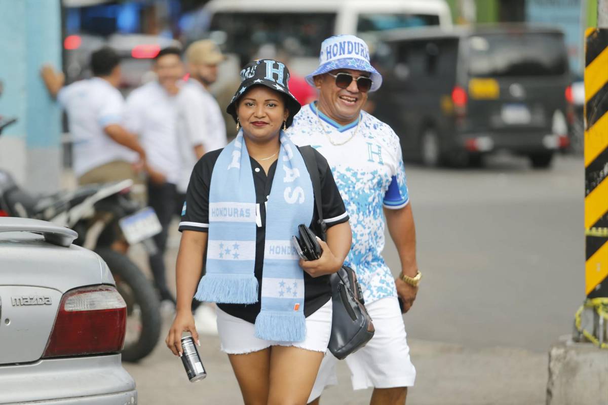Periodista sorprende y beso a la copa: Ambiente previo al partido entre Honduras y Nicaragua