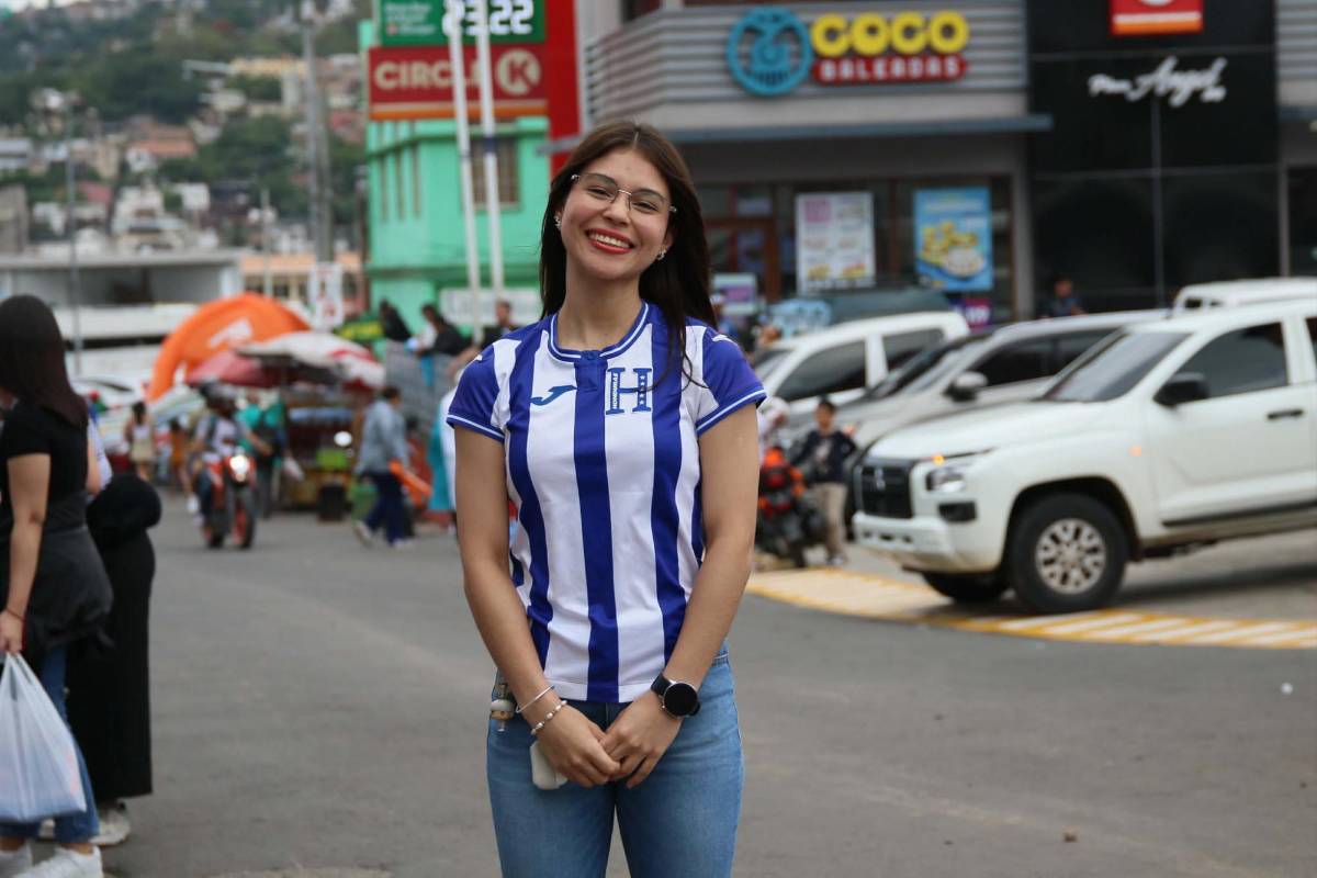 Las bellas chicas que fueron captadas en el Nacional en partido de Honduras ante Haití