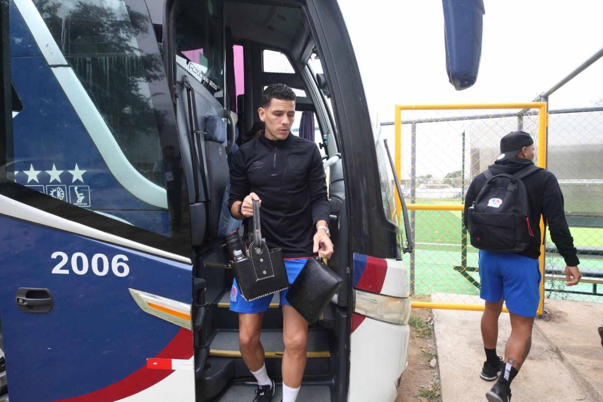Llegada de Olimpia, curiosa charla de Espinel y las bellas chicas en el estadio Óscar Peralta