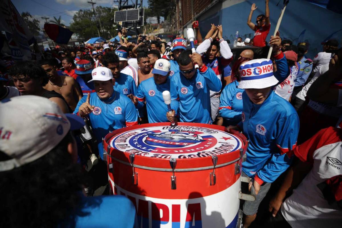 Con show de luces y al ritmo de la percusión: Así llegó la barra del Olimpia al estadio Nacional