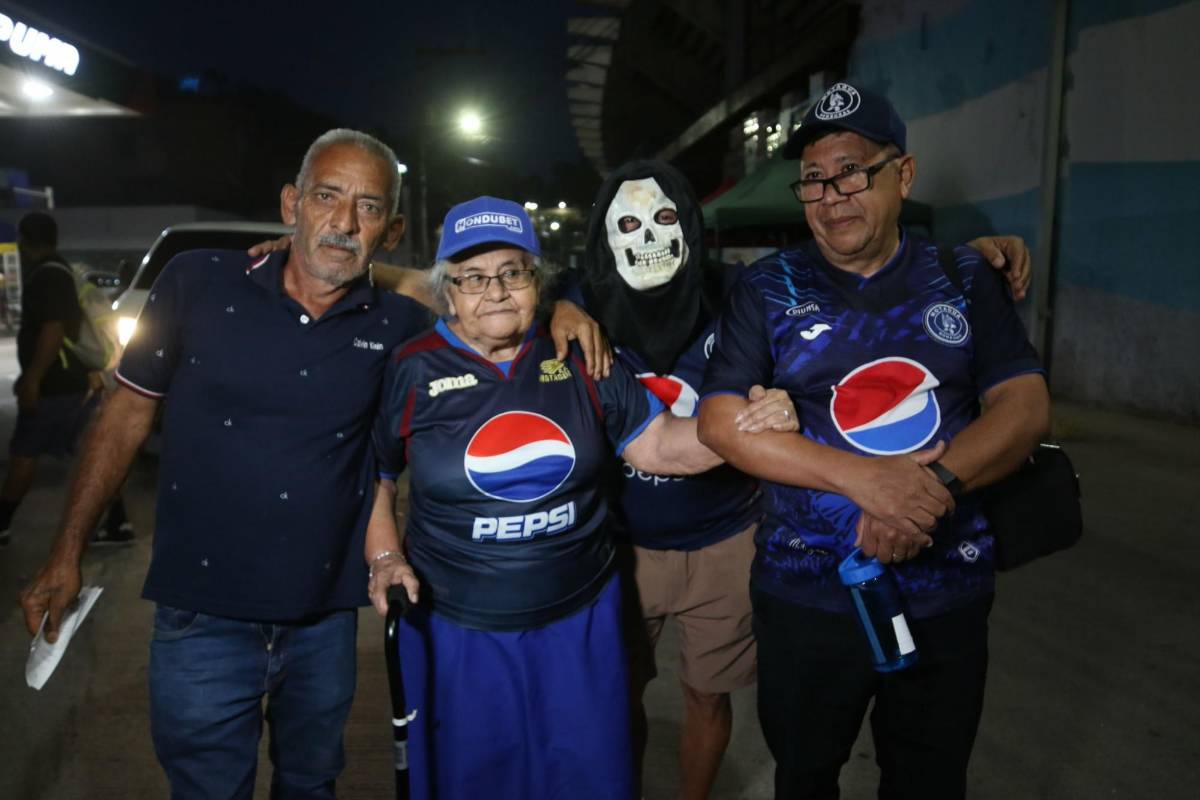 Familia de histórico, bellas chicas, el enmascarado: Ambiente previo al Motagua vs Cartaginés