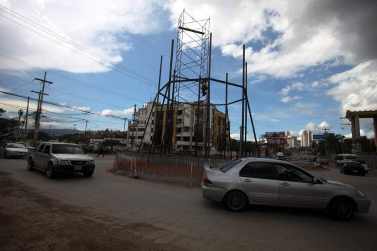 Ya se inició con la decoración de la rotonda en el bulevar Centroamérica. Foto: Efraín Salgado/El HERALDO