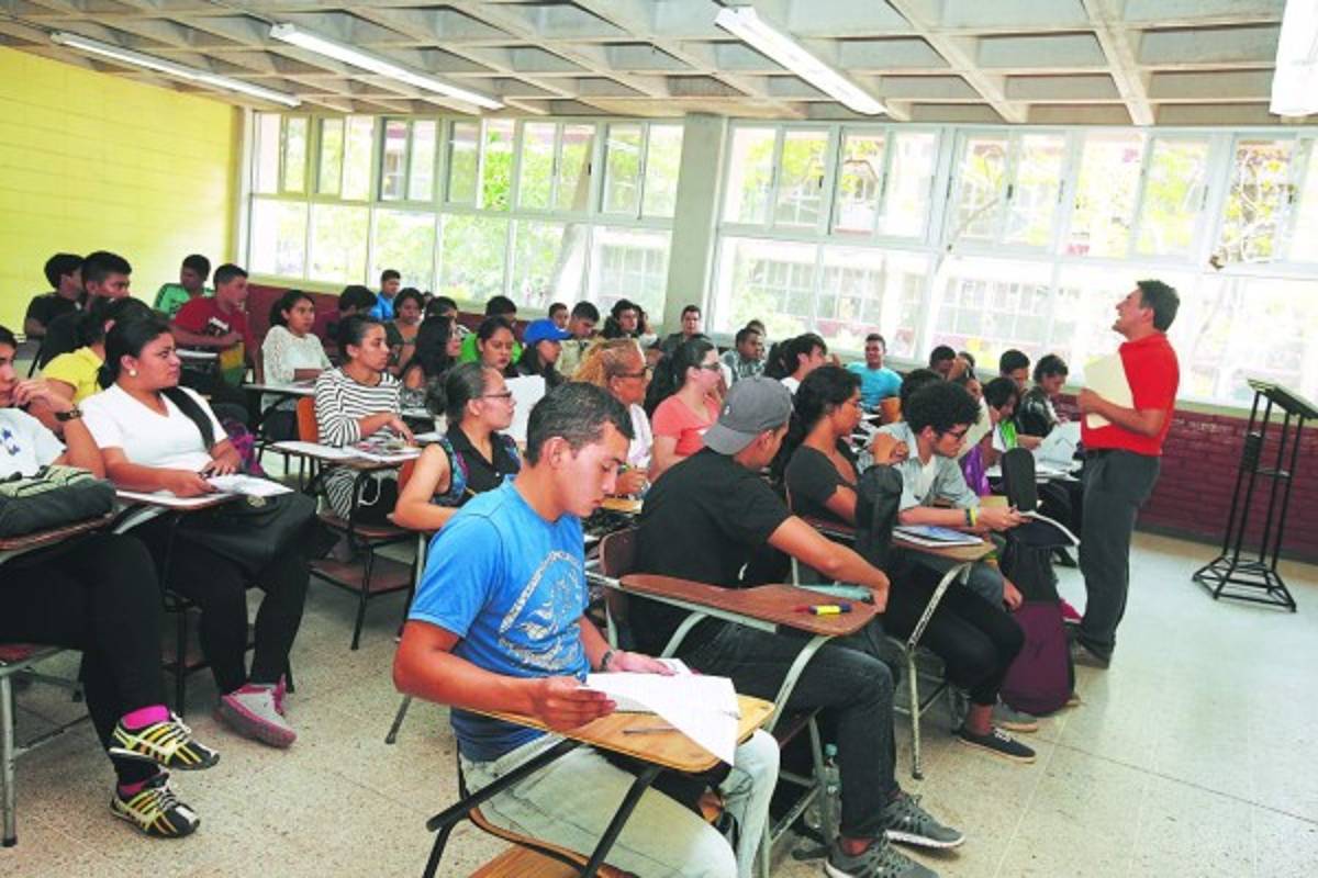 Todavía hay 543 jóvenes sin un cupo en la UNAH