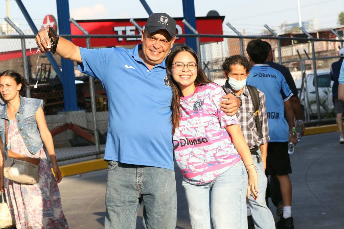 Lindas chicas, exministro sorprende y gesto de Javier López: Ambiente en el Motagua vs Génesis PN