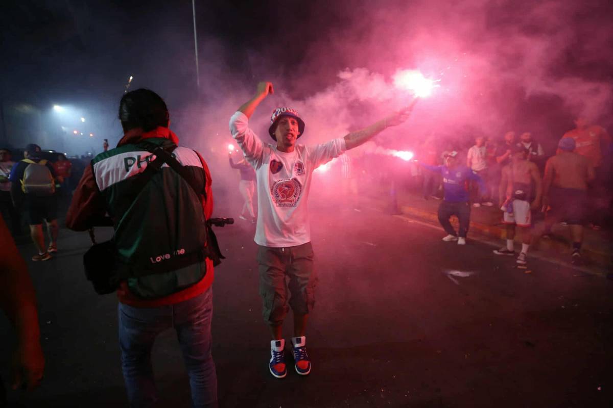 Olimpia vs Alajuelense: Eufórica llegada de la Ultra Fiel al estadio Nacional