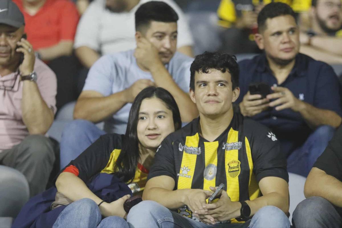 Lindas chicas y guatemaltecos invadieron SPS: El ambientazo previo al Real España vs Xelajú