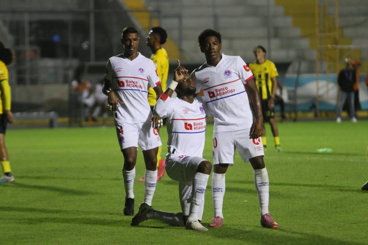 Goles, celebraciones, ambiente y jugadas: imágenes del clásico moderno