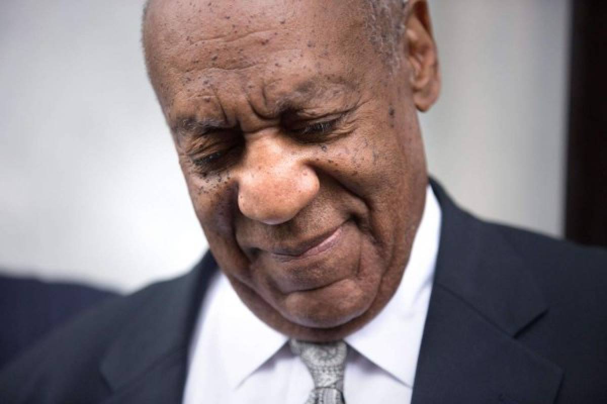 Bill Cosby al momento del salir de su juicio este sábado 17 de junio de 2017. (Foto: AFP)