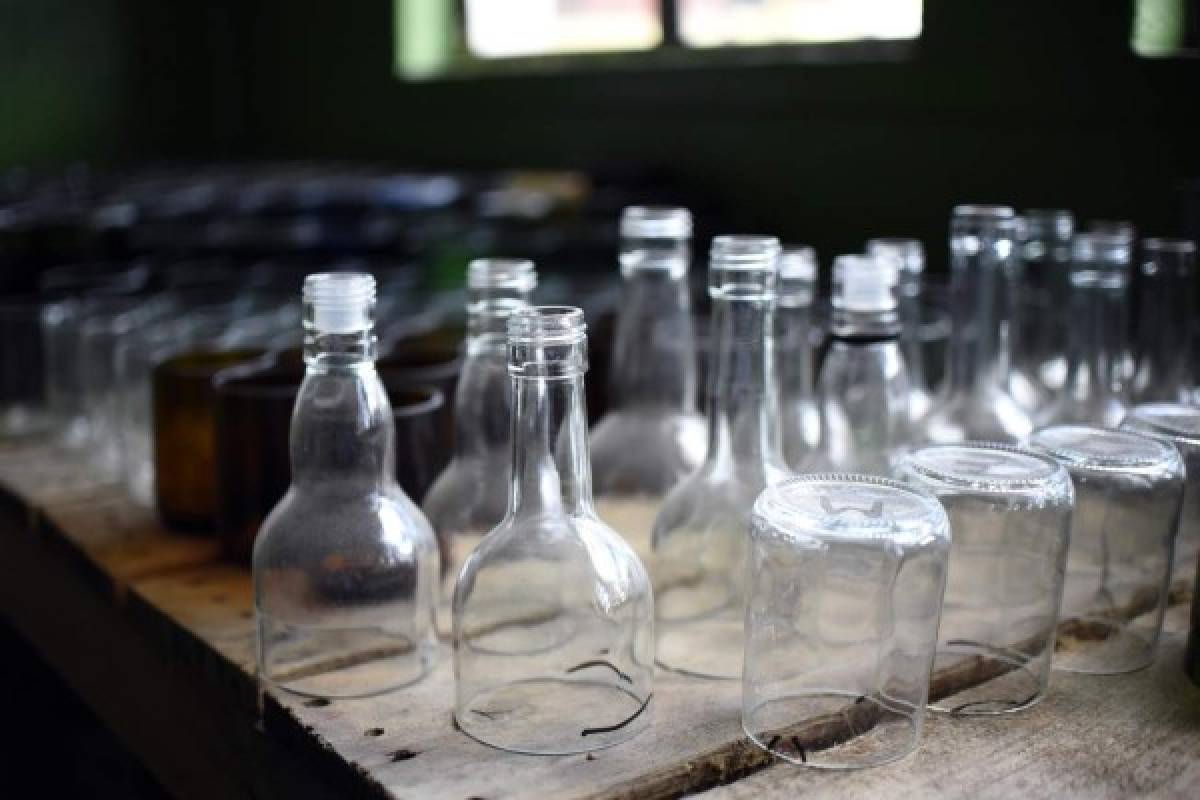 Guatemaltecas de barrios violentos buscan superarse transformando botellas