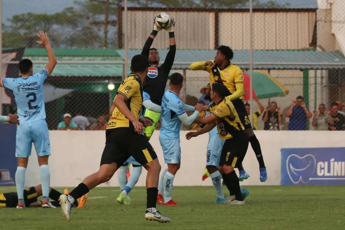 Fotos: Futbolista terminó jugando vendado, tristeza en el Génesis y las bellezas en el estadio