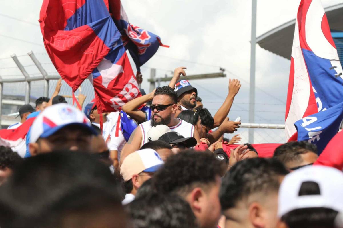 Carnaval de la barra del Olimpia, bellas chicas y el fenomenal ambiente previo al clásico hondureño