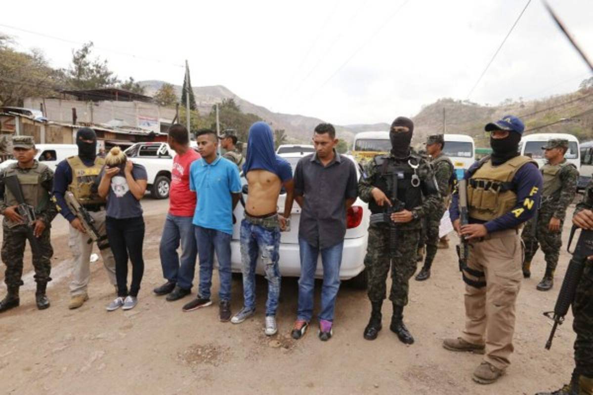 Cinco supuestos criminales detenidos en aldea Cerro Grande de la capital de Honduras