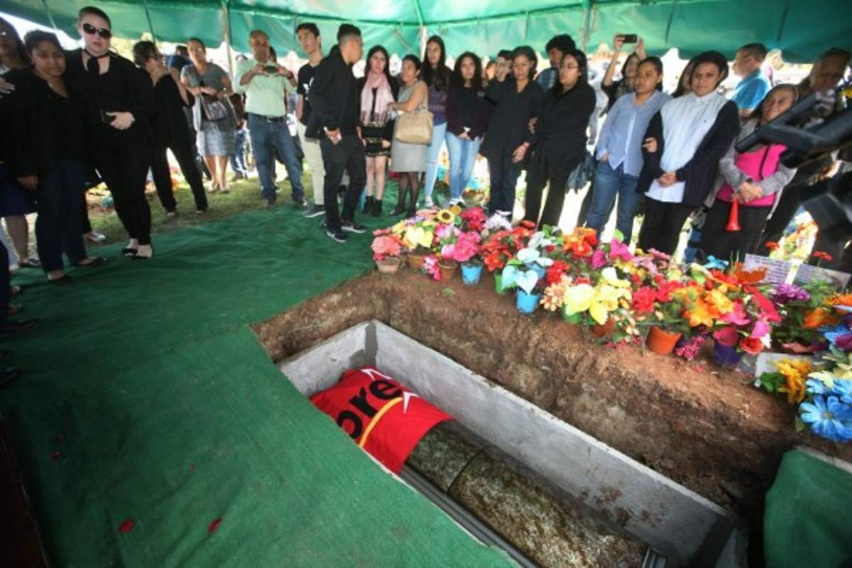 Sentida despedida de familia y amigos al poeta José Adán Castelar