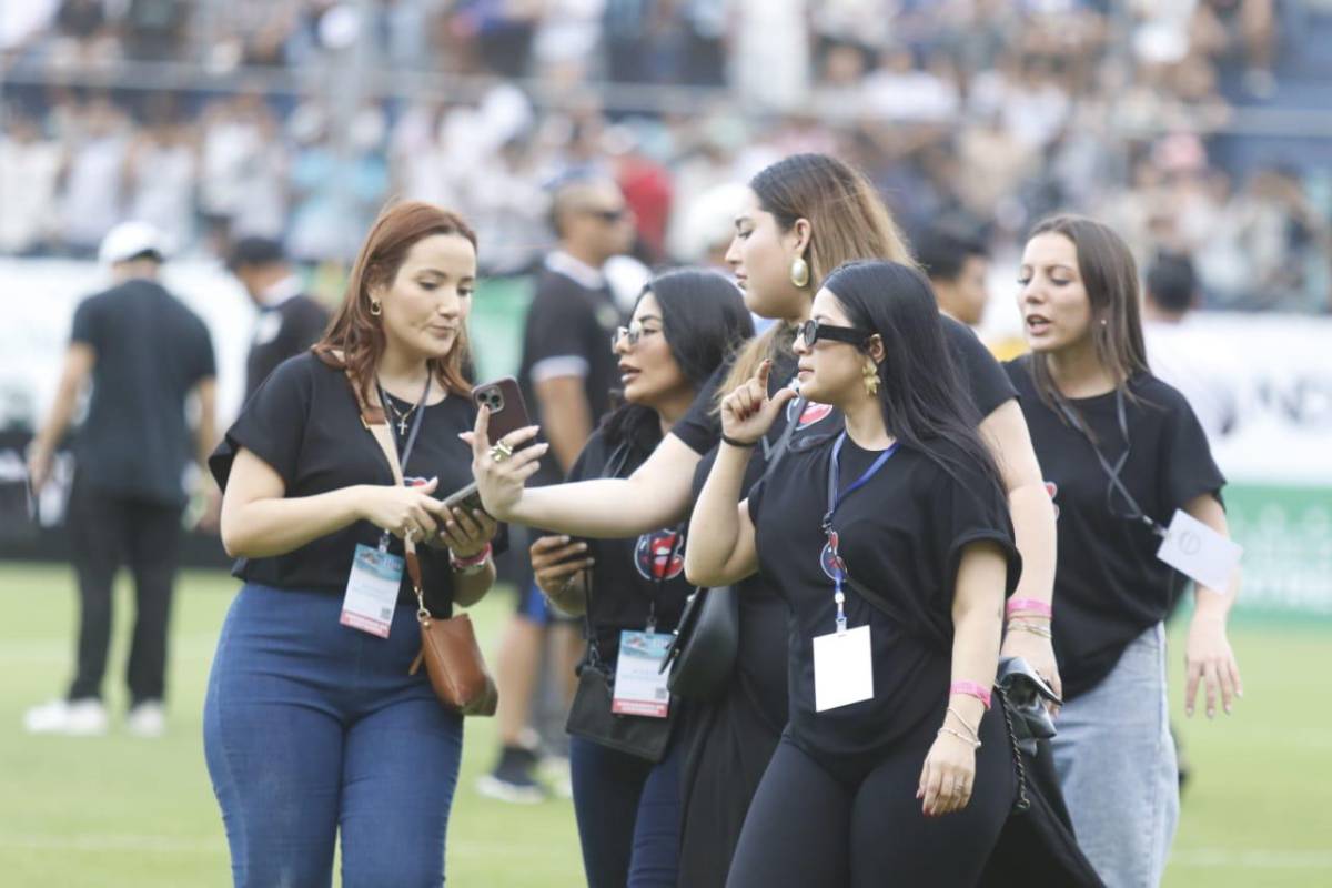 Las bellas chicas que robaron miradas en partido de tiktokers en el estadio Morazán
