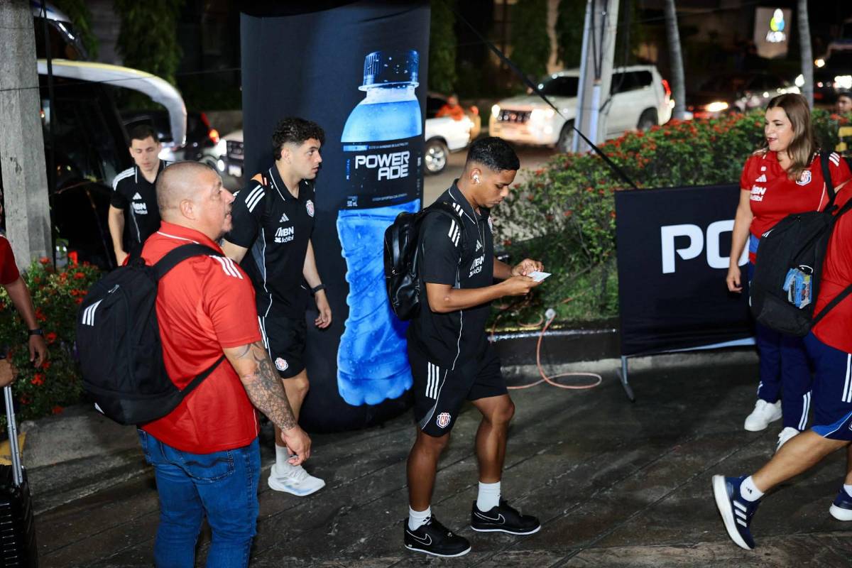 ¿Quién es la guapa dama que viajó con selección de Costa Rica a Honduras?