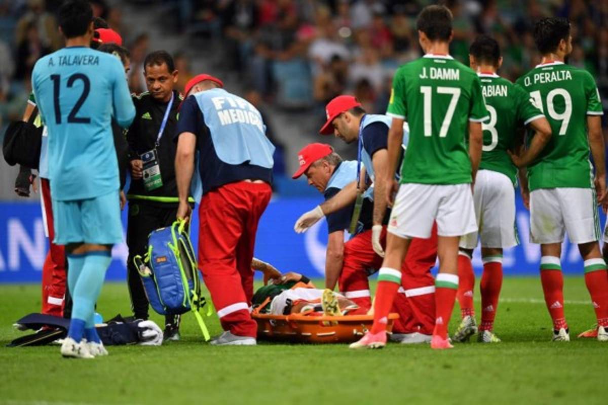 Carlos Salcedo abandona la concentración de México en la Copa Confederaciones por lesión
