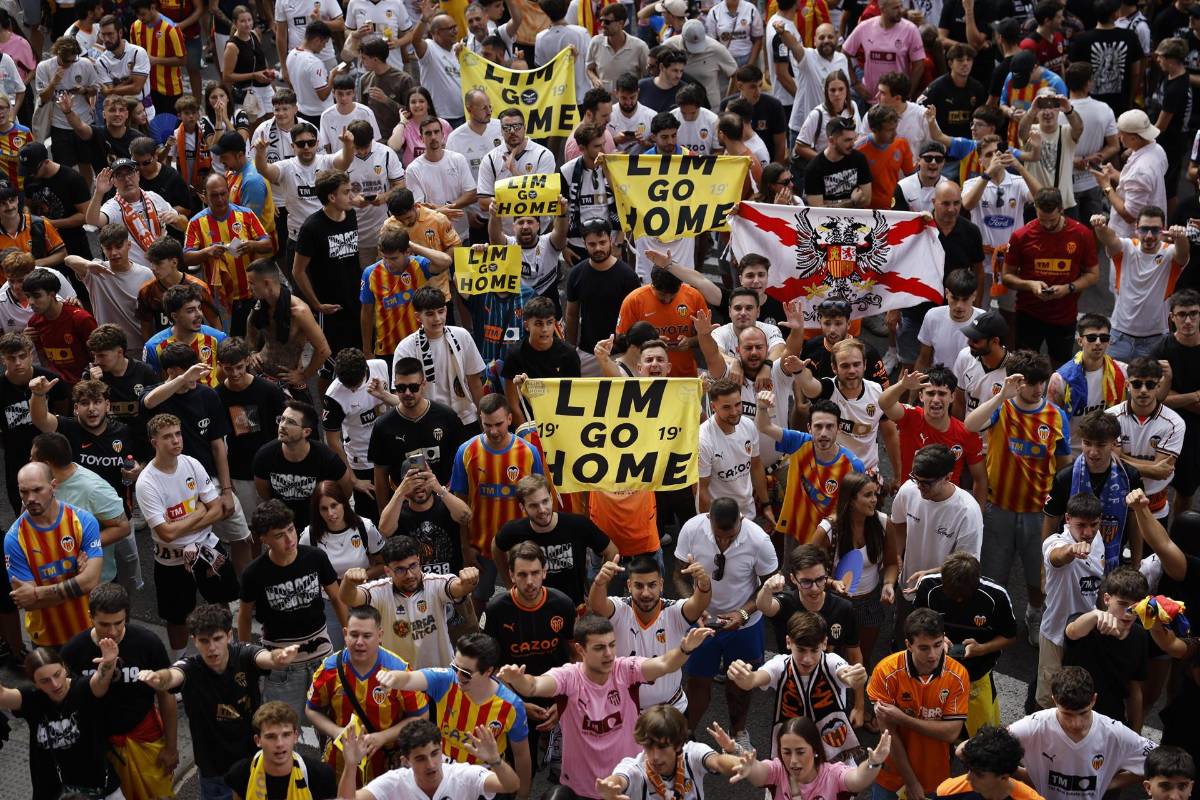 Duro revés de aficionados al Valencia tras goleada por Barcelona; salieron escoltados