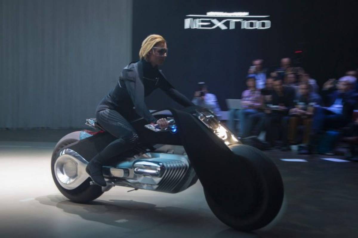 Se autoequilibra y no necesita casco: BMW presenta la moto del futuro