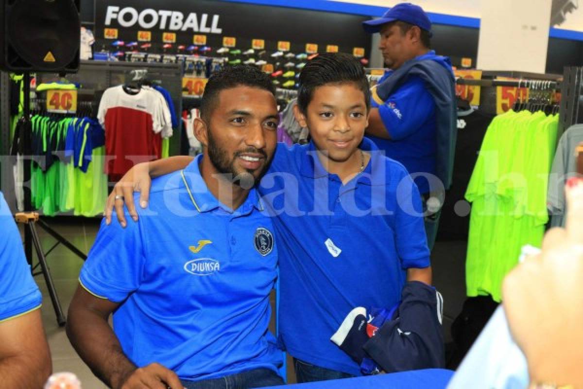 Motagua realizó firma de autógrafos ante decenas de aficionados en la capital