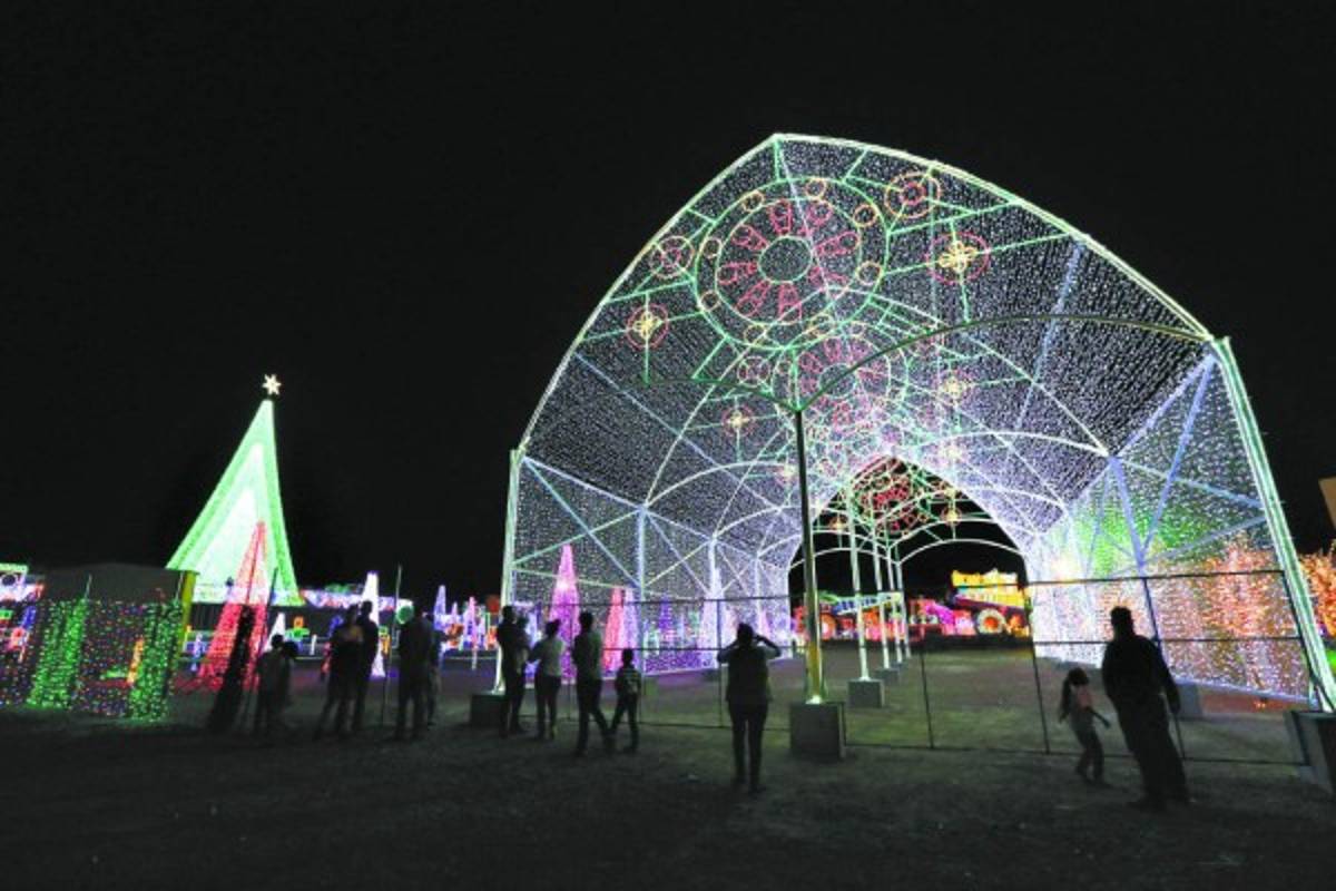 Carrozas y miles de luces en inicio de fiestas navideñas en la capital de Honduras
