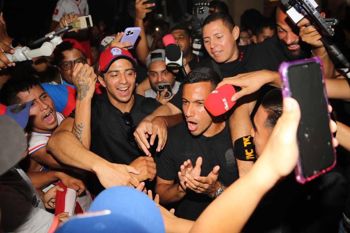 ¡Alegría de Espinel y selfie de Edwin! Banderazo de la Ultra Fiel a Olimpia previo a la gran final