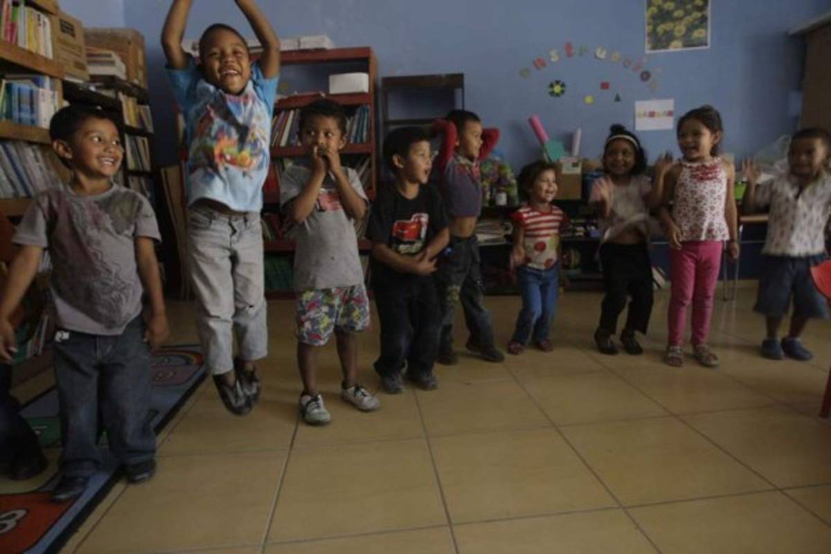 Este es un grupo de niños que nos recibió en la escuela de AFE en nuestra visita hace dos años. Los pequeños mostraron su alegría y nos contaron sus sueños, foto: EL HERALDO.