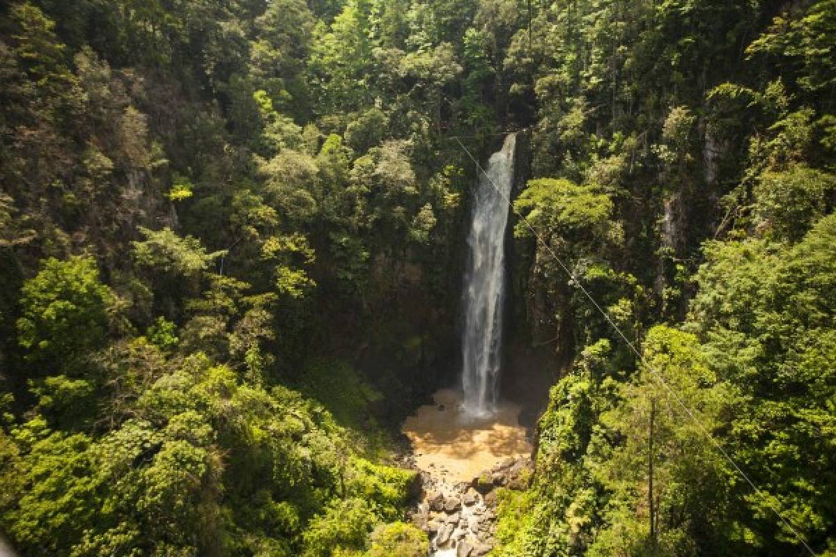 La cascada El Chiflador tiene una caída de agua de 80 metros de altura, uno de los atractivos principales del canopy de Marcala. Foto: Honduras Tips.