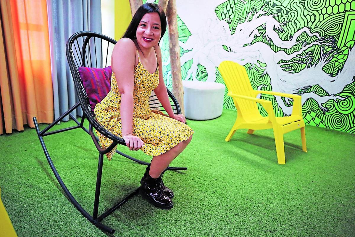 A los 19 años de edad ella vino a Tegucigalpa desde San Pedro Sula a estudiar teatro, pero desde niña ya había participado en la iglesia y en la escuela.