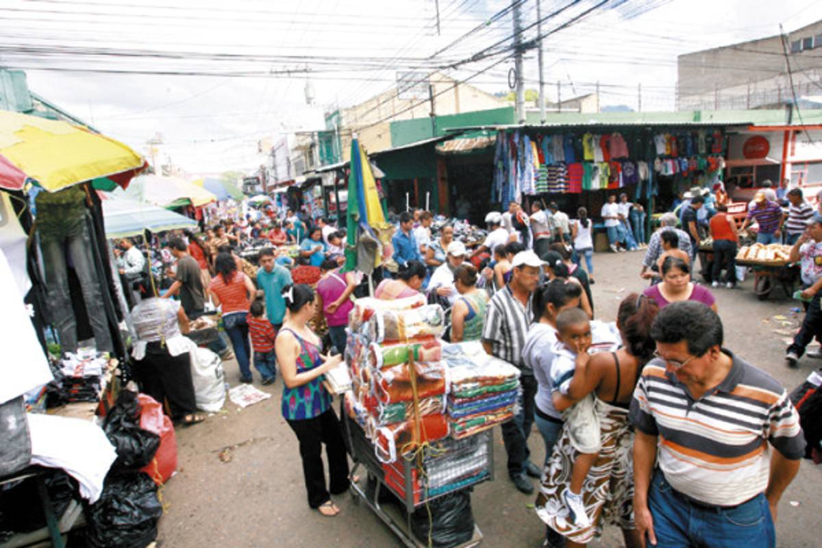 Vendedores invaden los mercados
