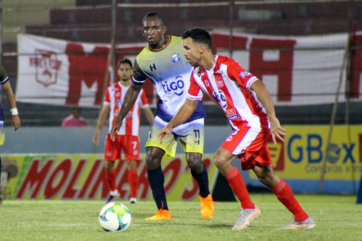 El futbolista norteamericano ponderó las condiciones de Alexy Vega y Agustín Auzmendi.