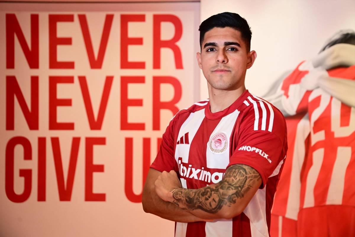 Luis Palma es presentado con el Olympiacos de Grecia al lado de lujoso carro