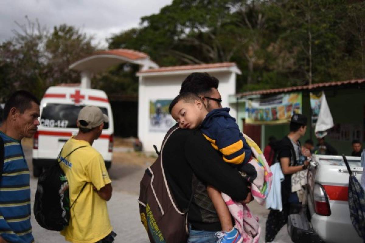 A pesar de las advertencias de Donald Trump, de no permitir la migración irregular, esta es la tercera caravana de hondureños que emprende ese largo viaje a pie. Foto / AFP