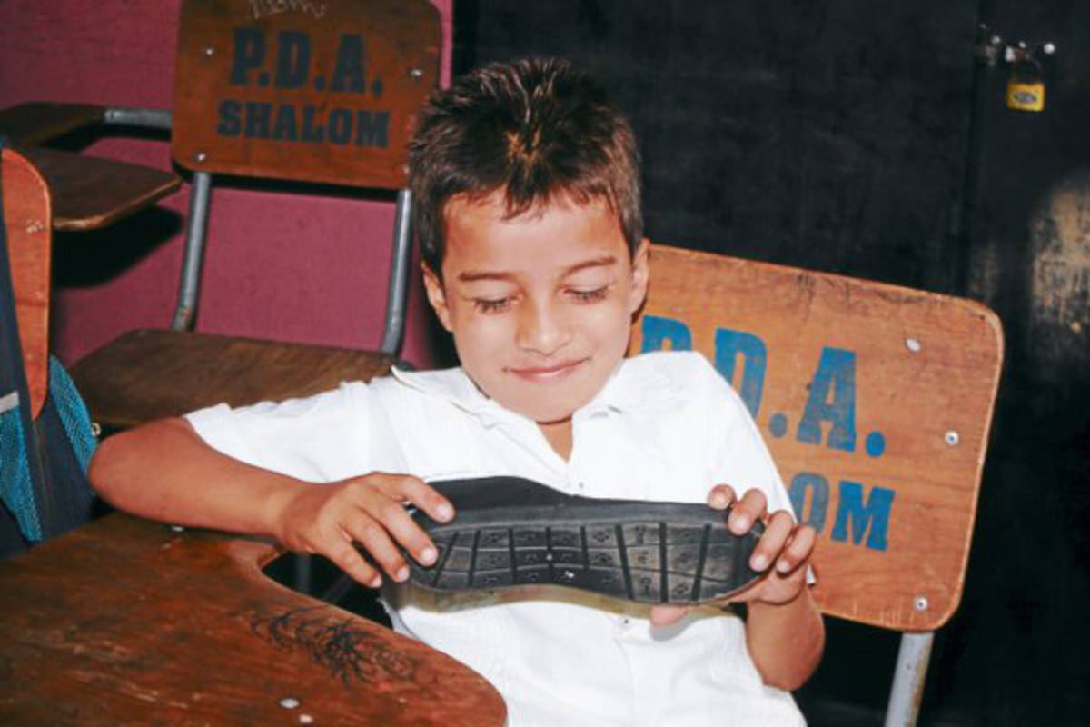 Niños de escuela Proto Esteban Guillén sustituyeron sus viejos zapatos